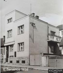 una foto en blanco y negro de un edificio en VÍCHOVA VILA_1935 - funkcionalistický skvost v Hořicích v Podkrkonoší, en Hořice