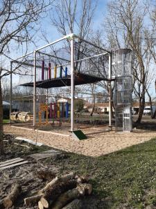 ein Spielplatz in einem Park mit einer Metallkonstruktion in der Unterkunft Mobilhome L'Oasis Camping le Clos Cottet in Angles