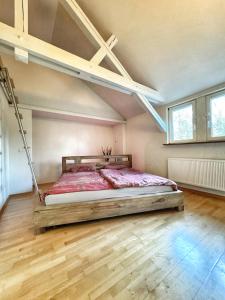 ein Schlafzimmer mit einem Bett in einem Zimmer in der Unterkunft Villa Lebensraum Bahnhoftraum in Braunfels