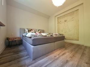 ein Schlafzimmer mit einem Bett und einem Wandgemälde in der Unterkunft Villa Lebensraum Bahnhoftraum in Braunfels