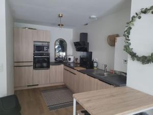 Kuchyň nebo kuchyňský kout v ubytování "Lodge d Ypres" Super appartement avec parking sur place
