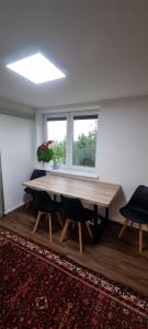 uma sala de jantar com uma mesa de madeira e uma janela em Villa Kunterbunt em Kumberg