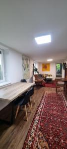 uma sala de estar com uma mesa e um tapete em Villa Kunterbunt em Kumberg