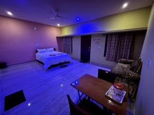 een slaapkamer met een bed en een tafel in een kamer bij Agasavalli Homestay in Sringeri