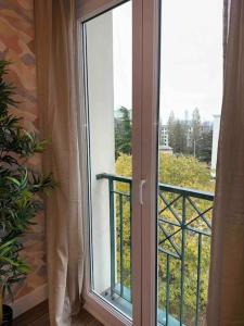 ventana abierta con vistas a un balcón en Appartement Neuf confort, en Écully