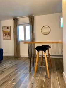埃居里的住宿－Appartement Neuf confort，一张桌子和镜子,房间里一张凳子