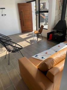 ein Wohnzimmer mit einem Sofa und einem Stuhl in der Unterkunft Lord's House in Serra de São Bento
