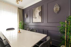 una sala riunioni con tavolo e sedie bianchi di Zubar Master a Istanbul