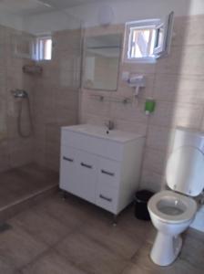 een badkamer met een witte wastafel en een toilet bij Famagusta in Vama Veche