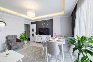 un soggiorno con tavolo e sedie bianchi di Zubar Master a Istanbul