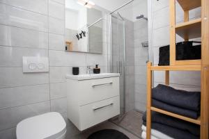 La salle de bains est pourvue d'un lavabo, de toilettes et d'une échelle. dans l'établissement Studio Apartment Mia, à Rabac