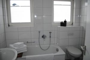 Un baño de Ferienhaus Joos 19 fotos más