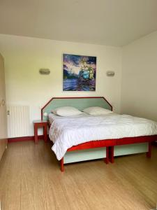 ein Schlafzimmer mit einem Bett und einem Wandgemälde in der Unterkunft MEHATCHE Piscine Vue Montagnes in Souraïde