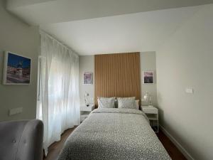 Un dormitorio con una cama grande y una ventana en Rooms Madrid Río, en Madrid