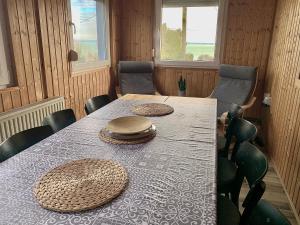 - une table à manger avec des chapeaux en haut dans l'établissement Villa Nova Badacsony, à Bytom