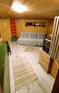 ein Schlafzimmer wird mit einem Bett in einem Zimmer umgebaut in der Unterkunft Chata pri 7 jazerách s vyvýšenou terasou in Štiavnické Bane