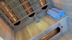 an overhead view of a sauna with towels and a vase at Villa Nova Badacsony in Badacsonytomaj