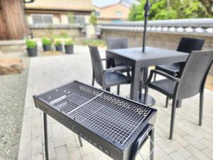 una mesa y sillas en un patio en Tiz庵　善 en Minato