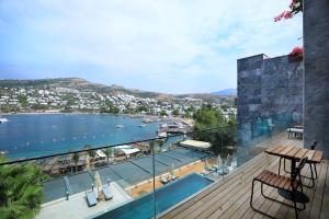 een balkon met uitzicht op een waterlichaam bij Mare Deluxe Residences & Villas in Gundogan