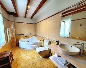 uma casa de banho com uma banheira, um lavatório e um WC. em La Panera em San Vicente de la Barquera