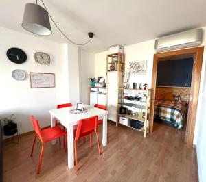 Pokój ze stołem i krzesłami oraz sypialnią w obiekcie Acogedor piso en Terrassa w mieście Terrassa