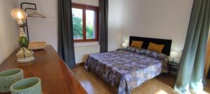 um quarto com uma cama e uma mesa de madeira em Posidonia Guest House La Caletta Sardegna em La Caletta