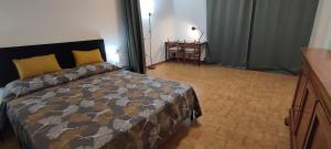 um quarto com uma cama e uma mesa em Posidonia Guest House La Caletta Sardegna em La Caletta