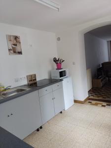 Kuchyňa alebo kuchynka v ubytovaní Petite maison étape Loire à vélo ou Compostelle