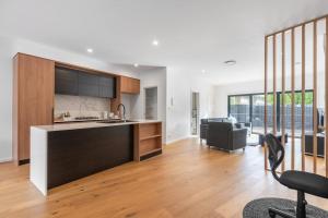 Kuchyň nebo kuchyňský kout v ubytování O‘Connor 3 bedroom Townhouse in Canberra + 7 fotografií