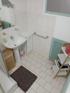 Kúpeľňa v ubytovaní Petite maison étape Loire à vélo ou Compostelle + 7 fotografií