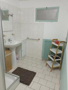 Kúpeľňa v ubytovaní Petite maison étape Loire à vélo ou Compostelle