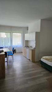 a room with a kitchen and a bed and a table at Innsbruck's Stadtappartement in Innsbruck