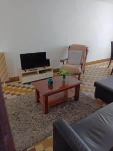 Televízia a/alebo spoločenská miestnosť v ubytovaní Petite maison étape Loire à vélo ou Compostelle
