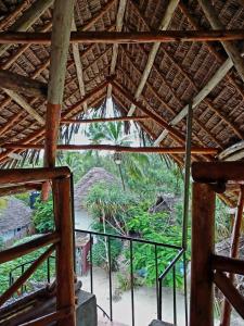 una vista desde el interior de un edificio con techo de paja en Karibu Paradaizi, en Michamvi