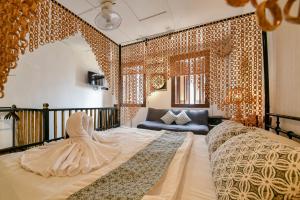 マラッカにあるOhana House @ 33 Jawaのベッドルーム1室(大型ベッド1台、ドレス付) +23枚の写真