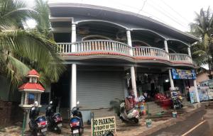 un edificio con motocicletas estacionadas frente a él en Seaside Divine en Calangute