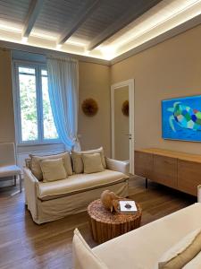 sala de estar con sofá y TV en Luxury home Le Sirene, en Anzio