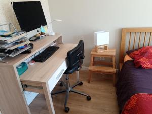 Μια τηλεόραση ή/και κέντρο ψυχαγωγίας στο Chambre à louer au calme