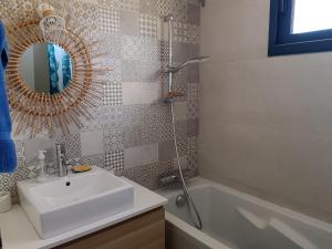 Ένα μπάνιο στο Chambre à louer au calme