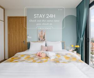 Crescendo Urban Stay - STAY 24h في هانوي: غرفة نوم مع سرير مع لافتة مكتوب عليها البقاء تأكد من الاسم