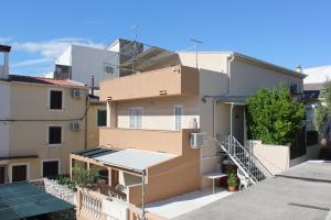 una vista dal balcone di un edificio di Terrace apartment Beba - Pag a Pag