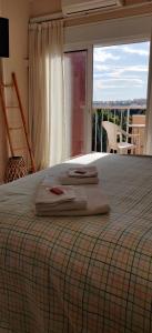 una camera da letto con un letto e due asciugamani di JUPITER RMLI a Benalmádena