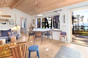 Χώρος καθιστικού στο Rustic Luxe 'Fort Camp' Retreat +30 φωτογραφίες