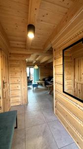 イステブナにあるDomki Na Złotym Groniuの木製の壁の客室で、薄型テレビが備わります。