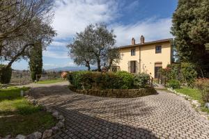 una entrada de piedra que conduce a una casa en Residence Montevecchio en Montopoli in Val dʼArno