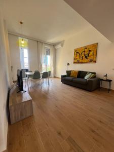 un soggiorno con un divano e un tavolo di New Apartment with balcony, Isola Bosco Verticale a Milano