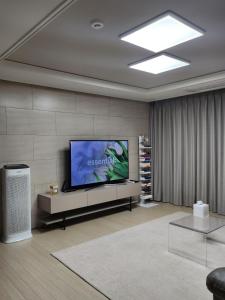 En tv och/eller ett underhållningssystem på Mandeok New Apartment