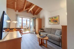 salon z kanapą i stołem w obiekcie Apartments Lichtenberg w mieście Lagundo