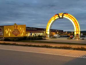 un edificio con un arco frente a un aparcamiento en Jukebox Hotel en Znojmo