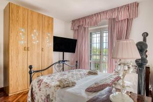 1 dormitorio con 1 cama con lámpara y ventana en Residenza Menta e Rosmarino en Perugia